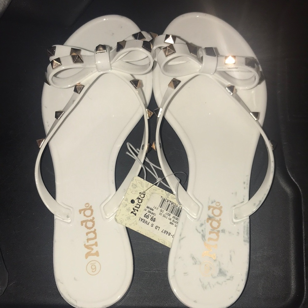 NWT Mudd White Gold Studded Bow Flat Sandals - size 6 Chic Summer